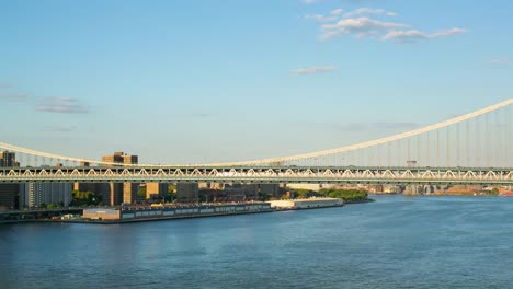 Puente-de-manhattan-día-soleado,-4-K-time-lapse-de-Nueva-york