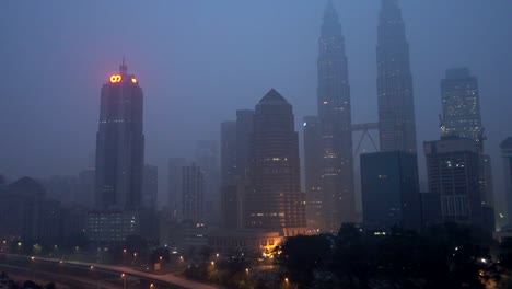 Vídeos-en-alta-definición.-La-ciudad-de-Kuala-Lumpur-en-el-amanecer-durante-grave-opacidad.-Inclinado-hacia-arriba.