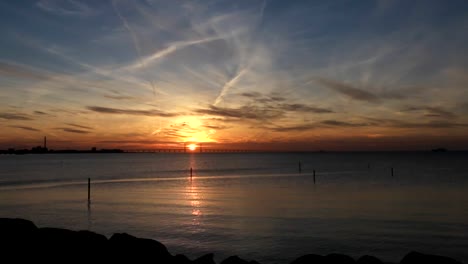 Sonnenuntergang-Zeitraffer-über-den-Øresund-Brücke-und-Wasser