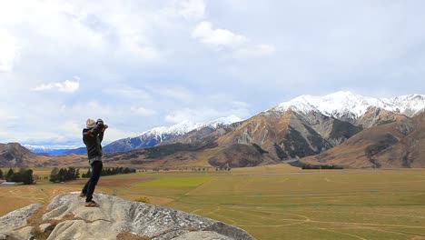 Hombre-toma-una-fotografía-en-arthur-aprobado-panorámica-de-Nueva-Zelanda