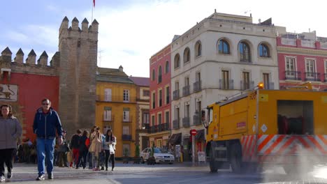 Sonnigen-Abend-Eingang-in-das-königliche-Schloss-von-Sevilla-4-k-Spanien