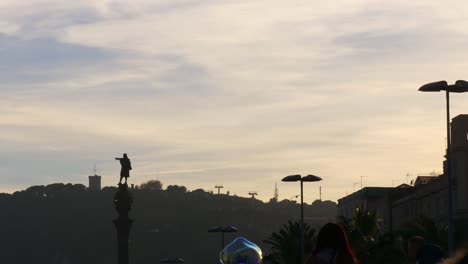 Vista-panorámica-al-atardecer-de-Barcelona-y-jabón-Columb-pensamiento-4-k,-España