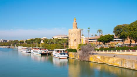 Río-sol-vista-panorámica-de-la-Torre-del-oro-Sevilla-día-soleado-4-K-lapso-de-tiempo-de-España