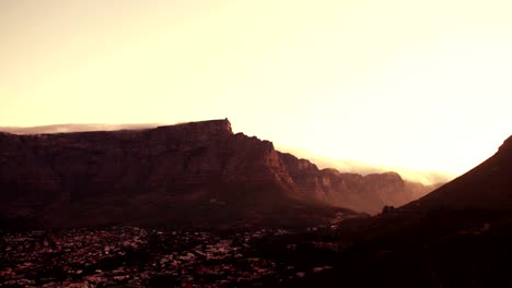 Magníficamente-majestuoso-toma-de-montaña-de-la-mesa-en-Ciudad-del-Cabo,-Sudáfrica