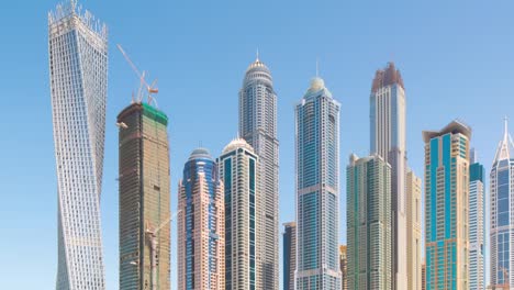 Emiratos-Árabes-Unidos-día-soleado-Dubai-Marina-famoso-panorama-de-los-edificios-de-construcción-Arriba-4-K-lapso-de-tiempo