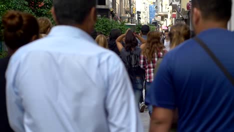 Gente-caminando-mínima-Calle-Florida,-el-centro-de-la-ciudad-en-cámara-lenta-de-Buenos-Aires