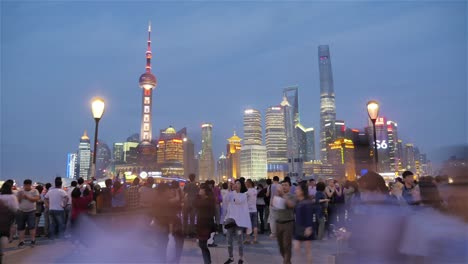 Zeitraffer-von-Shanghai-Skyline-mit-Menschenmassen-am-Bund