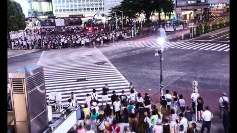 Tokio,-Japan.-Nacht-Zeitraffer-von-Menschen-zu-Fuß-im-Shibuya-Kreuzung-in-die-Nacht