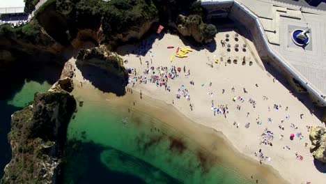 Ansicht-von-oben-am-Strand-in-der-Nähe-von-Klippen-Lagos-Luftbild