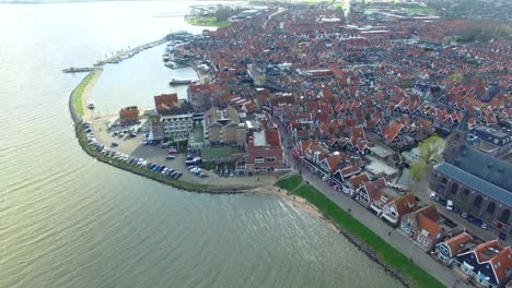 Ciudad-de-Volendam-en-Holanda-Ariel-vista-volando-hacia-la-costa-norte