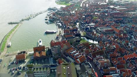 Ciudad-de-Volendam-en-Norte-Holanda-volando-sobre-Redtop-casas-lentamente-descendente