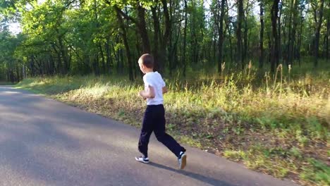 Hijo-adolescente-delgado-está-corriendo-en-senderos-y-senderos-en-el-bosque.-El-chico-está-entrenado-para-correr-bien.-Deportes-en-la-naturaleza.