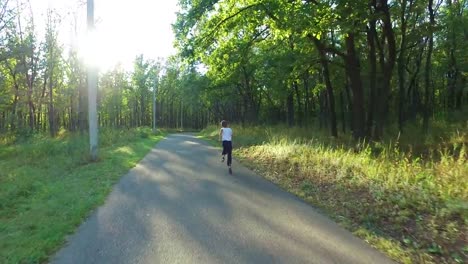 Hijo-adolescente-delgado-está-corriendo-en-senderos-y-senderos-en-el-bosque.-El-chico-está-entrenado-para-correr-bien.-Deportes-en-la-naturaleza.