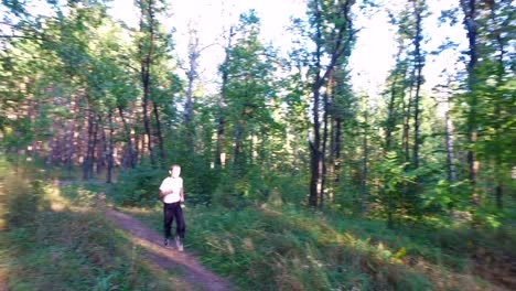 Hijo-adolescente-delgado-está-corriendo-en-senderos-y-senderos-en-el-bosque.-El-chico-está-entrenado-para-correr-bien.-Deportes-en-la-naturaleza.