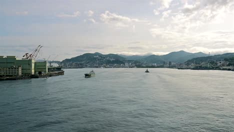 nähert-sich-der-Hafen-von-Nagasaki,-Japan,-an-einem-schönen-klaren-sonnigen-blauen-Tag.