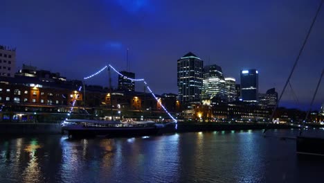 Vista-de-noche-en-Puerto-Madero,-Buenos-Aires,-Argentina