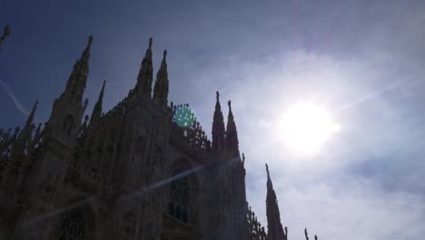 Italia-Milán-ciudad-cielo-soleado-famoso-duomo-Catedral-superior-Vista-frontal-4k