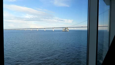 Blick-zum-Öresund-Brücke-aus-einem-Fenster-der-Fähre.-zwischen-Dänemark-und-Schweden