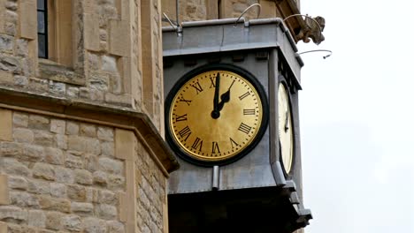 Eine-goldene-Uhr-schlägt-um-13-Uhr-in-London