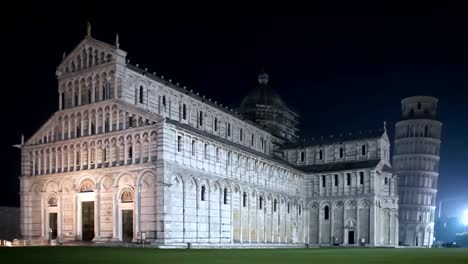 Kathedrale-von-Pisa-und-dem-Schiefen-Turm-bei-Nacht