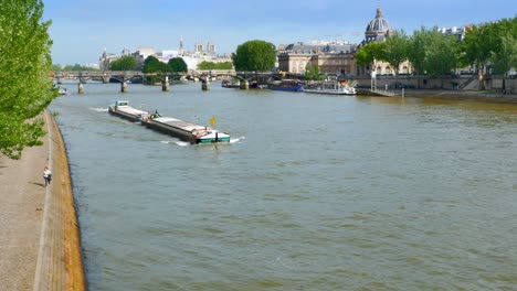 Carga-el-recorrido-del-barco-barcaza-en-el-río-Sena,-París-Francia