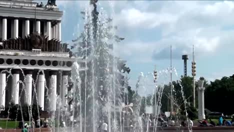 Viele-Brunnen,-Sommer-in-der-Stadt