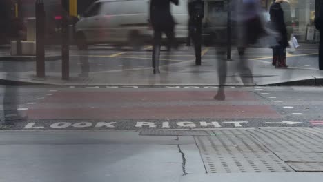 Vídeo-de-lapso-de-tiempo-en-un-paso-de-peatones-ocupado---de-cerca