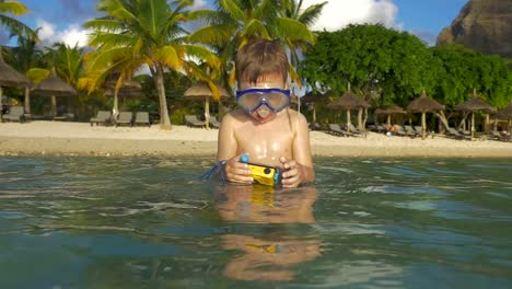 Baño-para-niños-con-cámara-impermeable