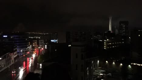 Skyline-von-Auckland-in-der-Innenstadt-in-der-verregneten-Nacht