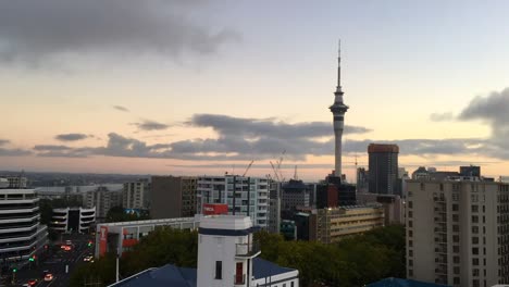 Zeitraffer-der-Skyline-von-Auckland-bei-Sonnenaufgang