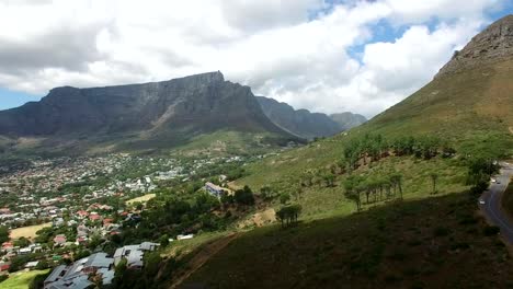 rising-aerial-table-mountain-and-lions-head