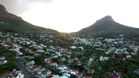 Antenne---Tafelberg-in-die-Innenstadt