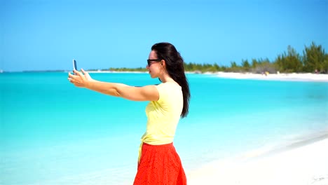 Junge-Frau-Nutzung-Telefon-unter-Selfie-auf-der-Beacj.-Tourist-mit-mobilen-Smartphone.