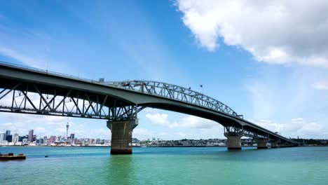 Tiempo-lapso-Auckland-Harbour-Bridge-que-refleja-en-Westhaven-Marina-en-Auckland