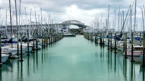 Tiempo-lapso-Auckland-Harbour-Bridge-que-refleja-en-Westhaven-Marina-en-Auckland