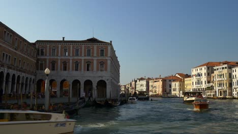 Italia-día-soleado-famosa-Venecia-vaporetto-camino-viaje-gran-canal-frontal-panorama-4k