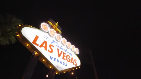 Willkommen-im-fabelhaften-Las-Vegas-Schild-am-nahe