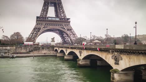 Frankreich-Tageslicht-Eiffel-Turm-Seine-Fluss-Brücke-Seite-Panorama-4-k-Zeit-hinfällig,-paris