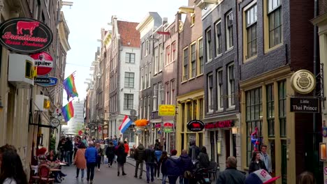 Viele-Leute-in-den-Straßen-von-Amsterdam