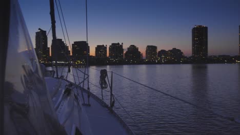 barco-de-vela-en-toronto-edificio-Canadá-y-altura-torre-puesta-del-sol-noche