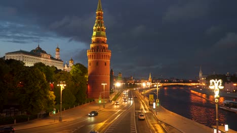 Die-Bewegung-des-Autos-in-der-Nähe-des-Kreml-in-Moskau-bei-Nacht