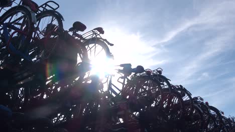 Aparcamiento-de-bicicletas-en-la-ciudad-de-Amsterdam,-una-ciudad-de-ambiente-ciclista,-4K