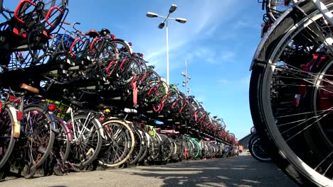 Fahrrad-Parkplatz-in-der-Stadt-Amsterdam,-eine-fahrradfreundliche-Stadt,-4K