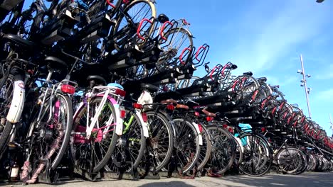 Aparcamiento-de-bicicletas-en-la-ciudad-de-Amsterdam,-una-ciudad-de-ambiente-ciclista,-4K