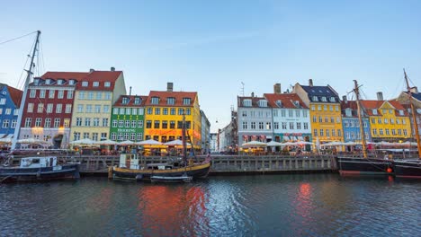 Day-to-Night-Time-lapse-4K,-Nyhavn-waterfront-landmark-of-Copenhagen,-Denmark,-timelapse-4K