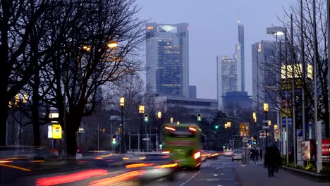 Tráfico-de-vehículos-en-Frankfurt-am-Main-(Time-lapse-en-4K)