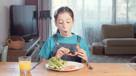 Kinderernährung---Mädchen-weigert-sich,-gesund-zu-essen