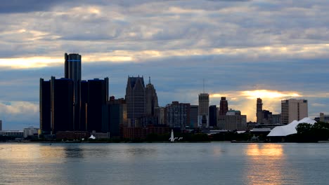 Skyline-von-Detroit-von-Belle-Isle-in-der-Dämmerung