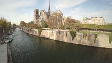 Vista-aérea-de-París-con-la-Catedral-de-Notre-Dame