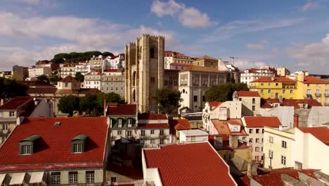 Catedral-de-Lisboa-en-el-día-de-sol-y-de-la-parte-histórica-de-la-vista-aérea-de-Lisboa,-Portugal